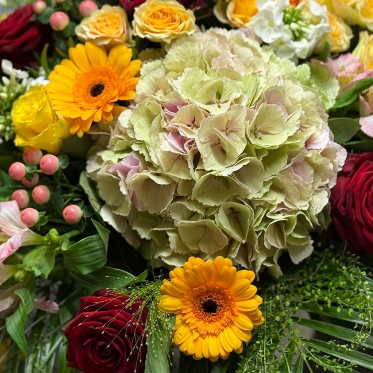 Geburtstagsstrauß Bunte Blumenarrangement mit Hortensien, Rosen, Sonnenblumen und weiteren Pflanzen.